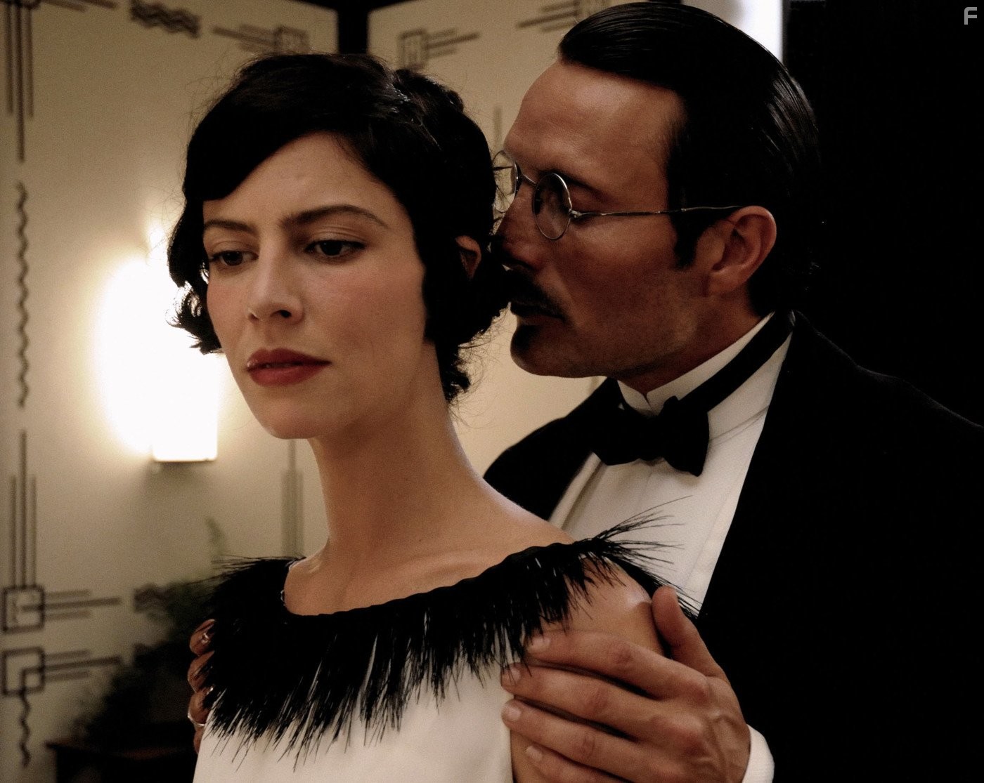 Mads Mikkelsen and Anna Mouglalis in Коко Шанель и Игорь Стравинский (2009)
