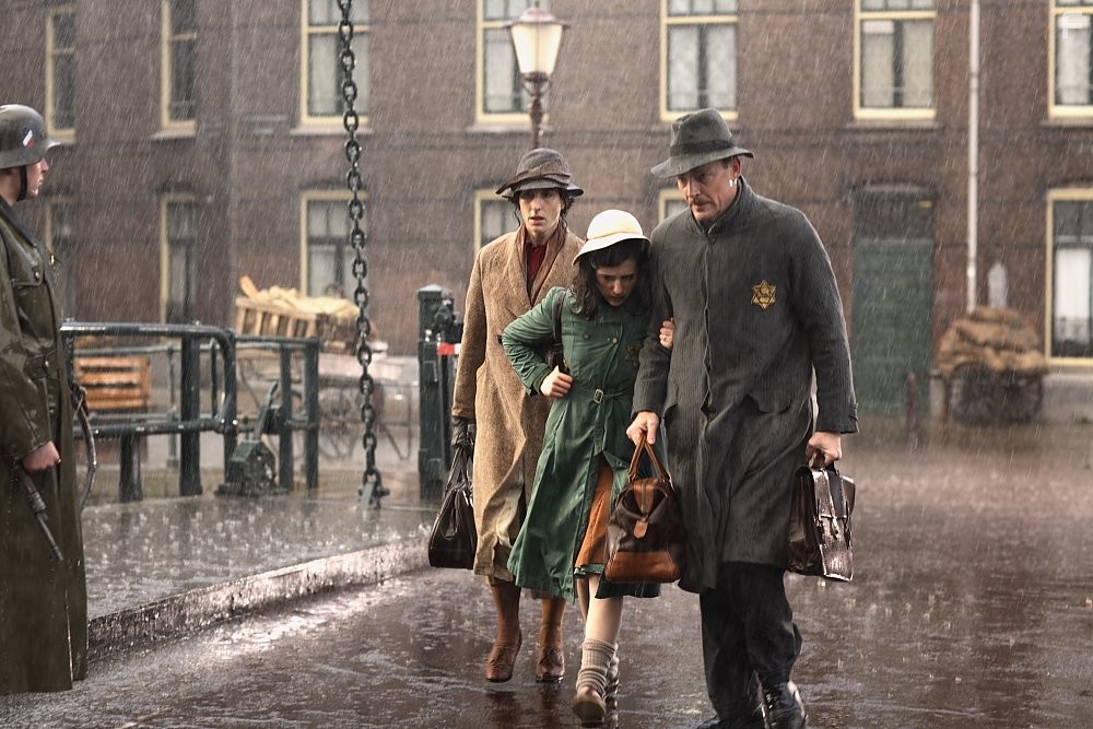 Iain Glen, Tamsin Greig, and Ellie Kendrick in Дневник Анны Франк (2009)