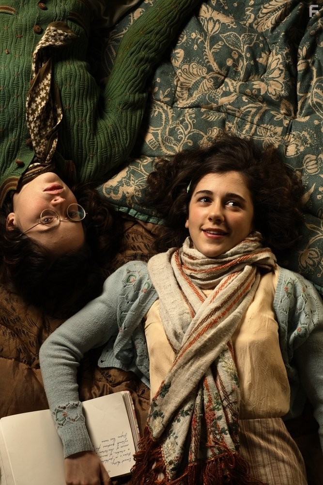 Felicity Jones and Ellie Kendrick in Дневник Анны Франк (2009)