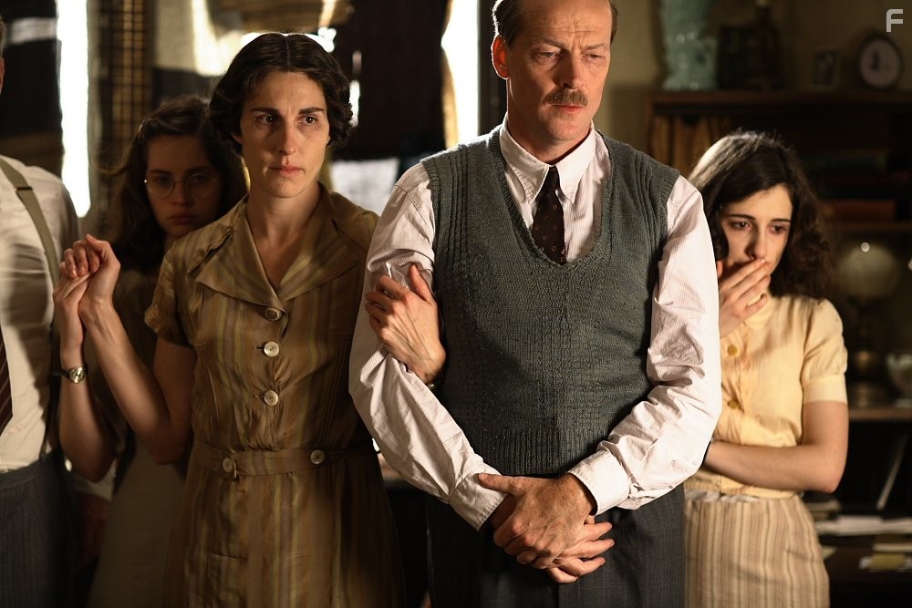 Iain Glen, Tamsin Greig, Felicity Jones, and Ellie Kendrick in Дневник Анны Франк (2009)