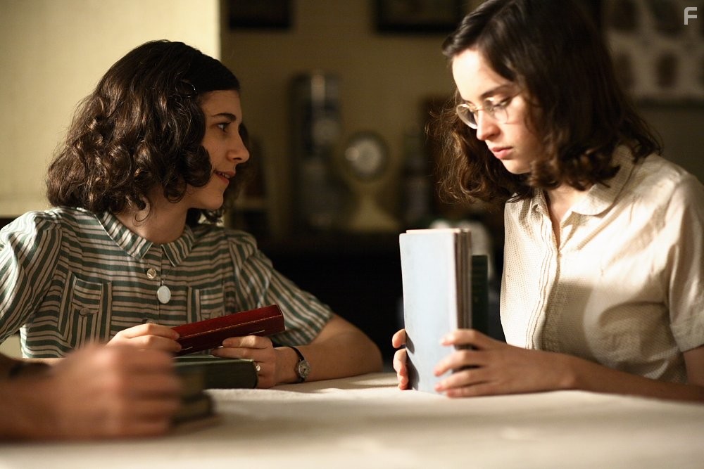 Felicity Jones and Ellie Kendrick in Дневник Анны Франк (2009)