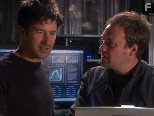 Joe Flanigan and David Hewlett in Звёздные врата: Атлантида (2004)