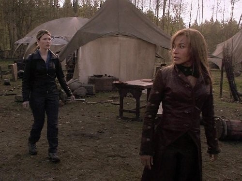 Rachel Luttrell and Jewel Staite in Звёздные врата: Атлантида (2004)