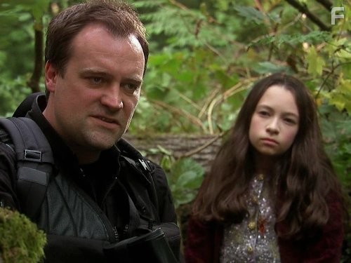 Jodelle Ferland and David Hewlett in Звёздные врата: Атлантида (2004)