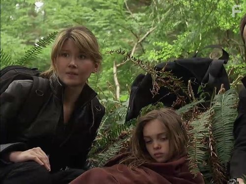 Jewel Staite and Neela Todd in Звёздные врата: Атлантида (2004)