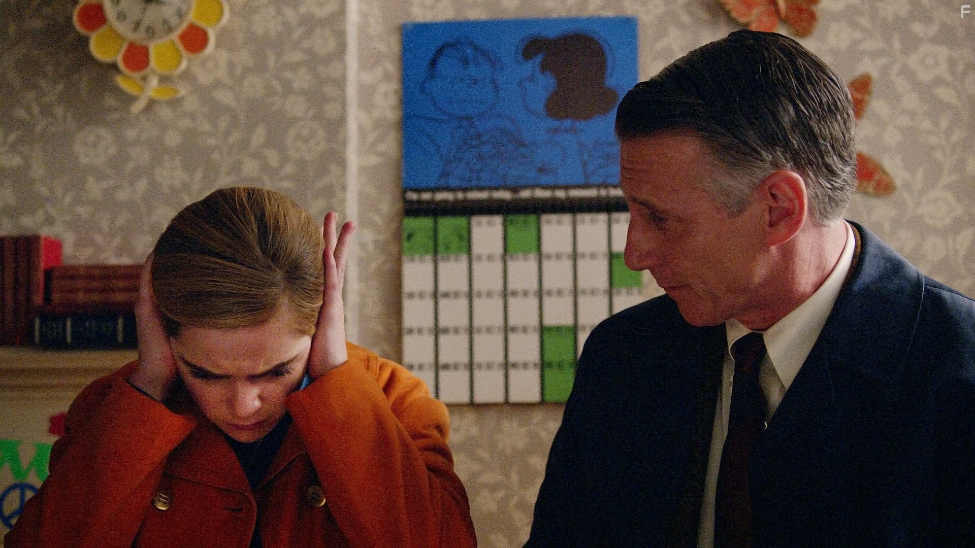 Christopher Stanley and Kiernan Shipka in Безумцы (2007)