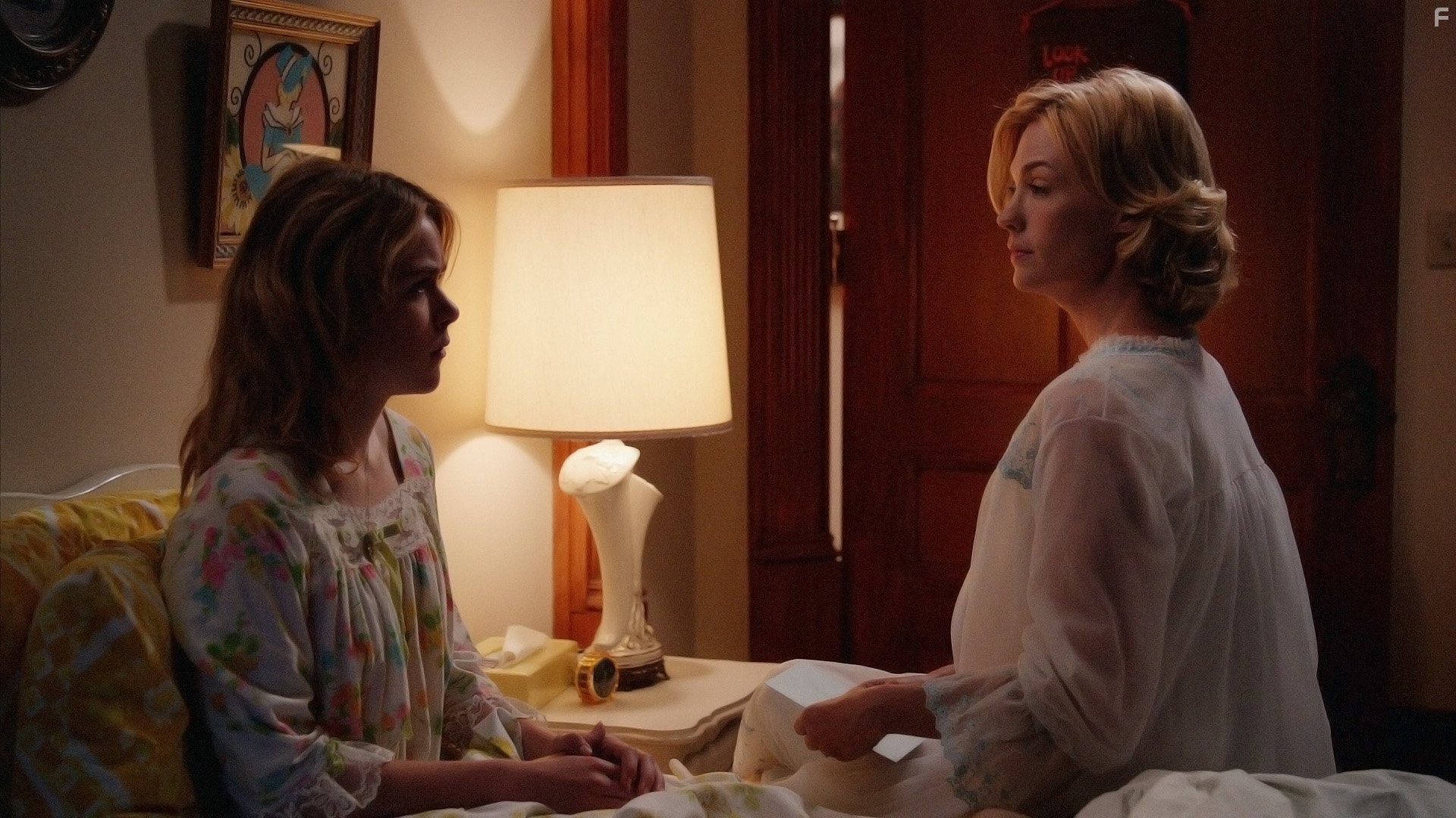 January Jones and Kiernan Shipka in Безумцы (2007)