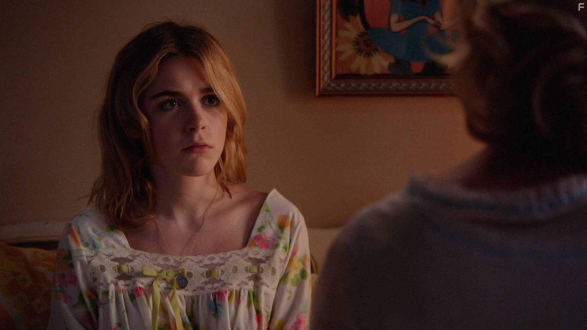 January Jones and Kiernan Shipka in Безумцы (2007)