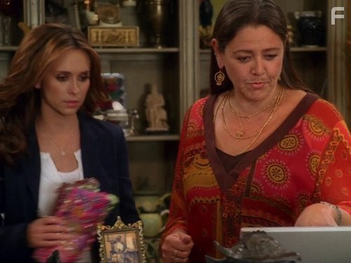 Jennifer Love Hewitt and Camryn Manheim in Говорящая с призраками (2005)