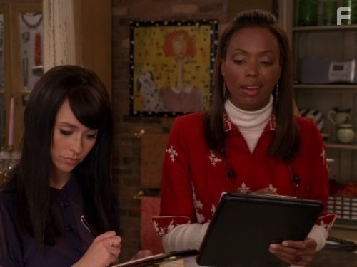 Jennifer Love Hewitt and Aisha Tyler in Говорящая с призраками (2005)