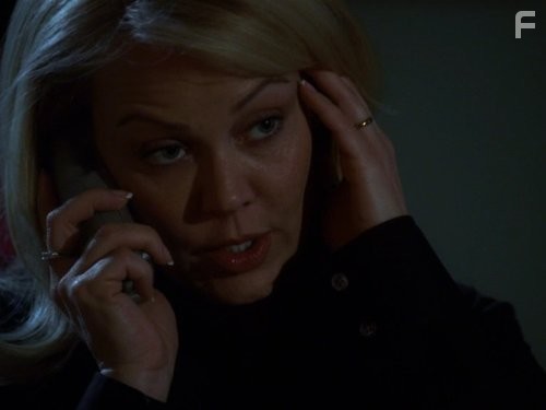 Gail O'Grady in Говорящая с призраками (2005)