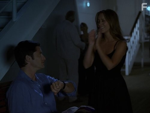 Jennifer Love Hewitt and David Conrad in Говорящая с призраками (2005)