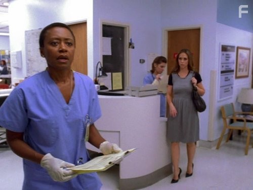 Jennifer Love Hewitt and Barbara Eve Harris in Говорящая с призраками (2005)