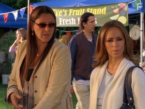 Jennifer Love Hewitt and Camryn Manheim in Говорящая с призраками (2005)