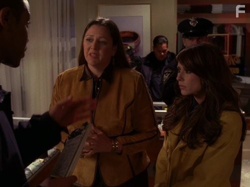 Jennifer Love Hewitt and Camryn Manheim in Говорящая с призраками (2005)