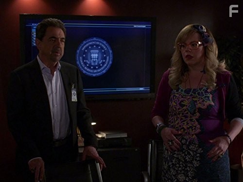 Joe Mantegna and Kirsten Vangsness in Мыслить как преступник (2005)