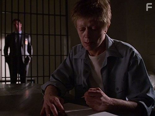 Frances Fisher and Thomas Gibson in Мыслить как преступник (2005)