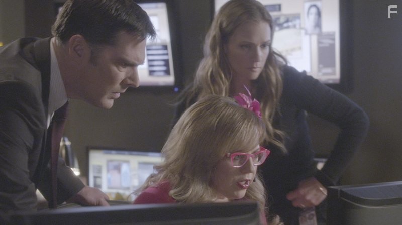 Thomas Gibson, A.J. Cook, and Kirsten Vangsness in Мыслить как преступник (2005)