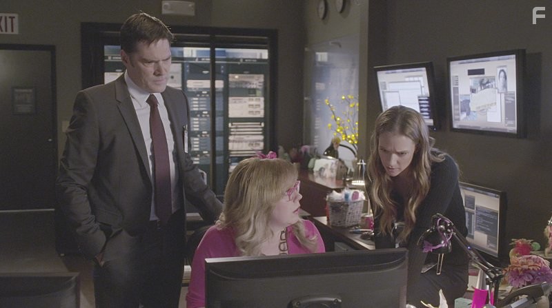 Thomas Gibson, A.J. Cook, and Kirsten Vangsness in Мыслить как преступник (2005)