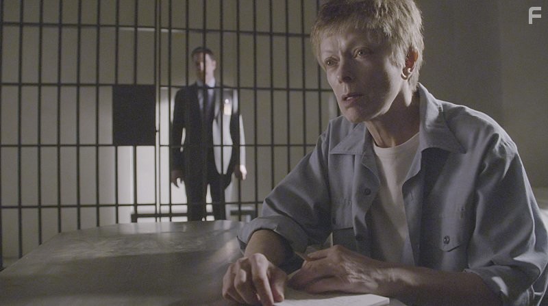 Frances Fisher and Thomas Gibson in Мыслить как преступник (2005)