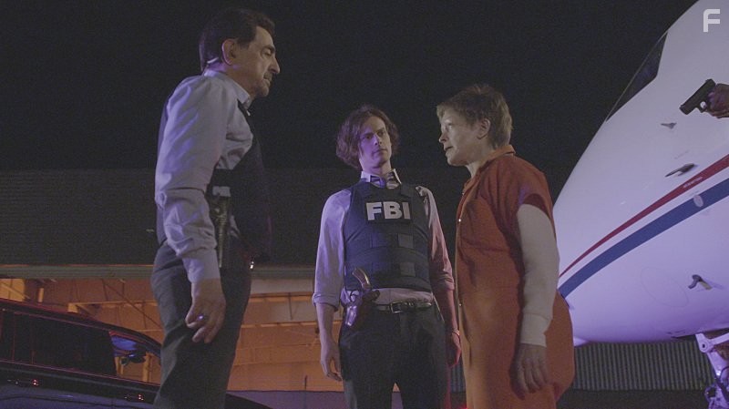 Joe Mantegna, Frances Fisher, and Matthew Gray Gubler in Мыслить как преступник (2005)