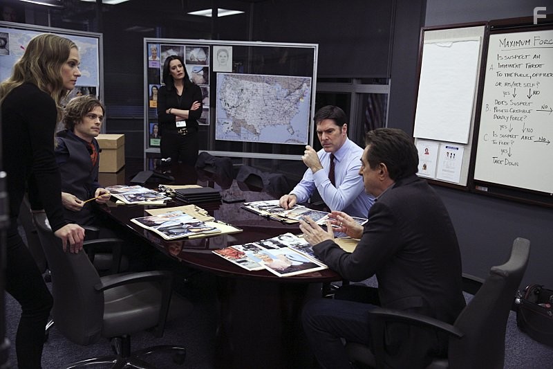 Joe Mantegna, Thomas Gibson, Paget Brewster, A.J. Cook, and Matthew Gray Gubler in Мыслить как преступник (2005)
