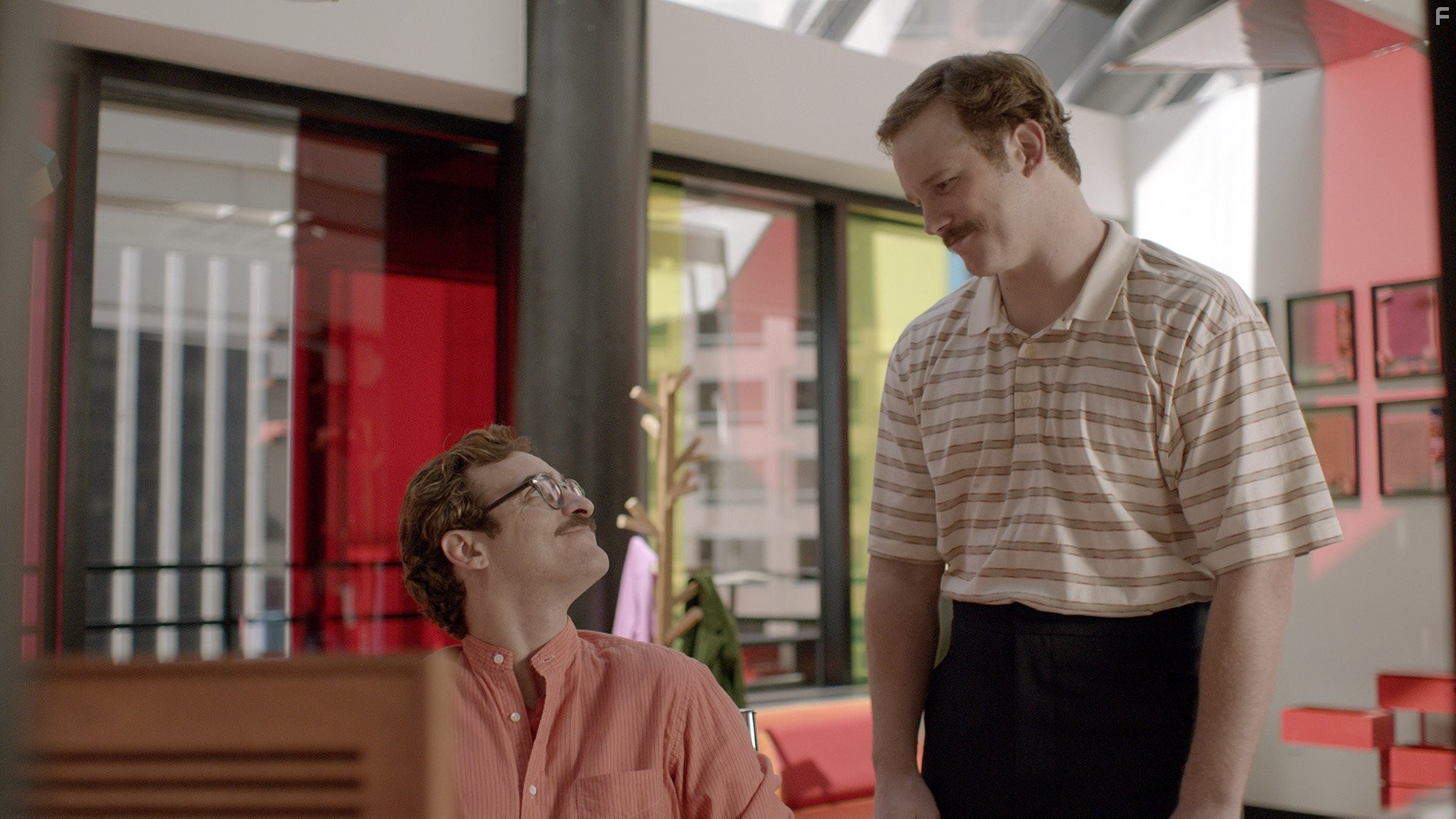 Joaquin Phoenix and Chris Pratt in Она (2013)