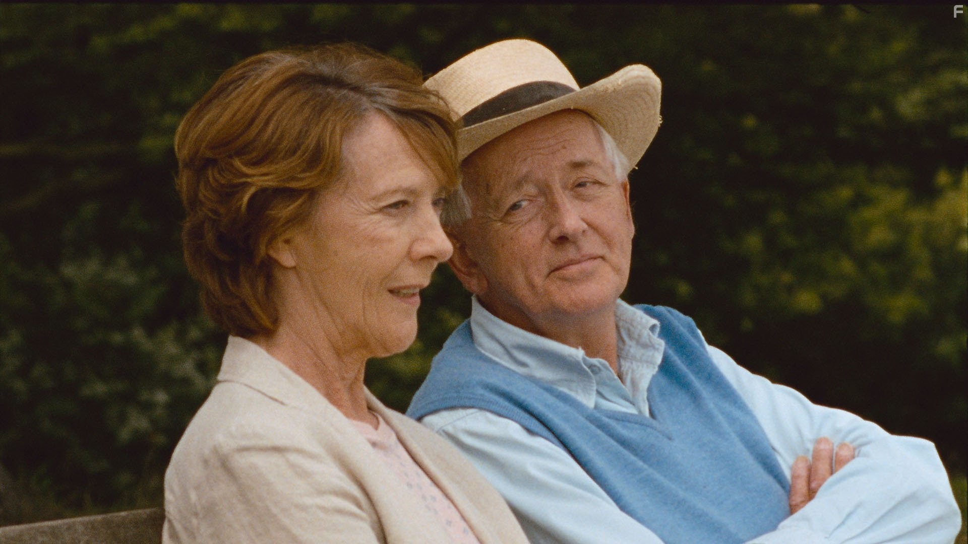 Eileen Atkins and Benjamin Whitrow in Сцены сексуального характера (2006)