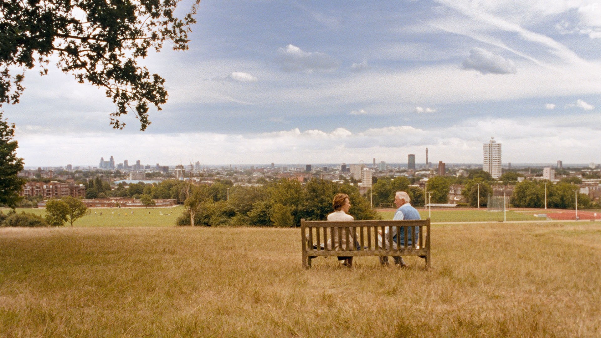 Eileen Atkins and Benjamin Whitrow in Сцены сексуального характера (2006)