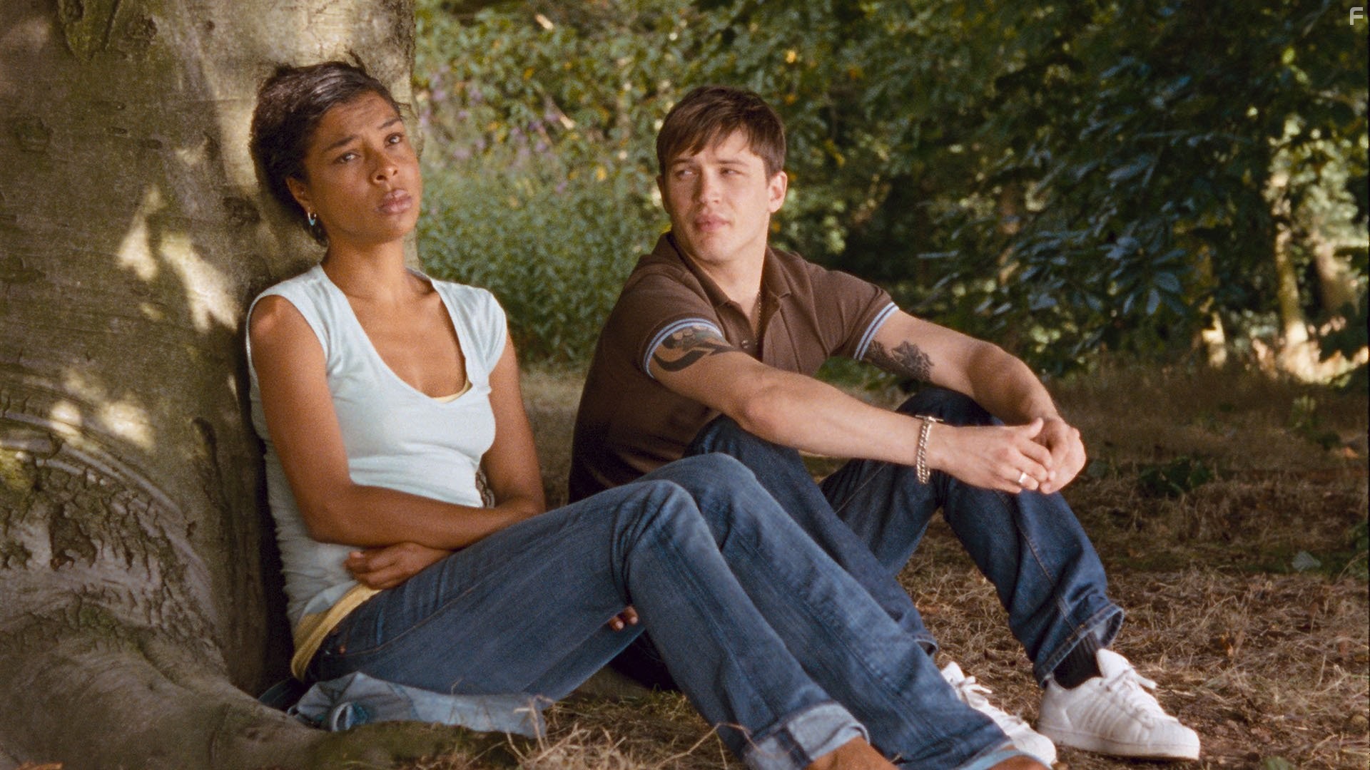 Tom Hardy and Sophie Okonedo in Сцены сексуального характера (2006)