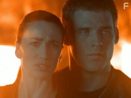 Claudia Black and Ben Browder in Далеко во Вселенной (1999)