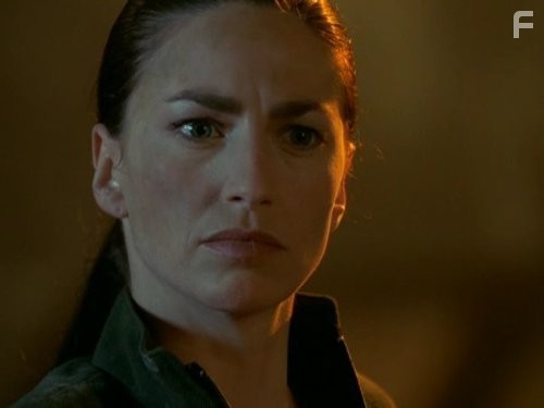 Claudia Black in Далеко во Вселенной (1999)