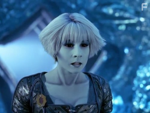 Gigi Edgley in Далеко во Вселенной (1999)