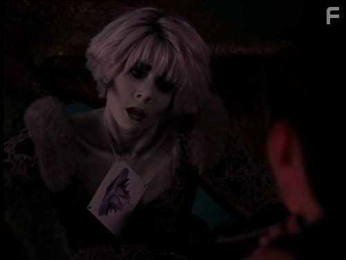 Gigi Edgley in Далеко во Вселенной (1999)