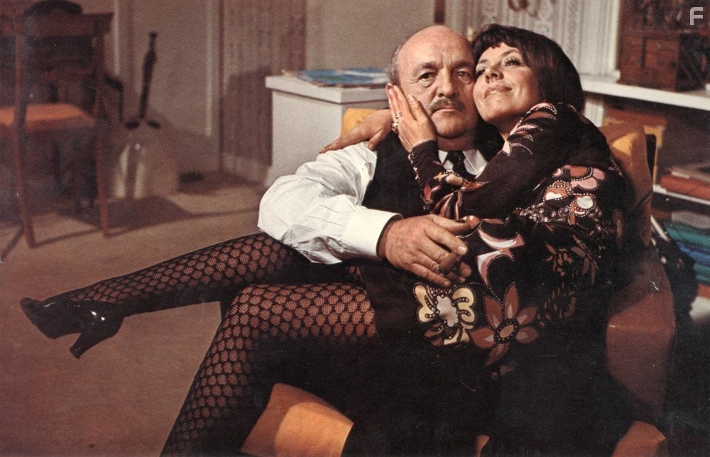 Bernard Blier in Elle boit pas, elle fume pas, elle drague pas, mais... elle cause! (1970)