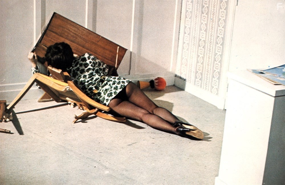 Elle boit pas, elle fume pas, elle drague pas, mais... elle cause! (1970)