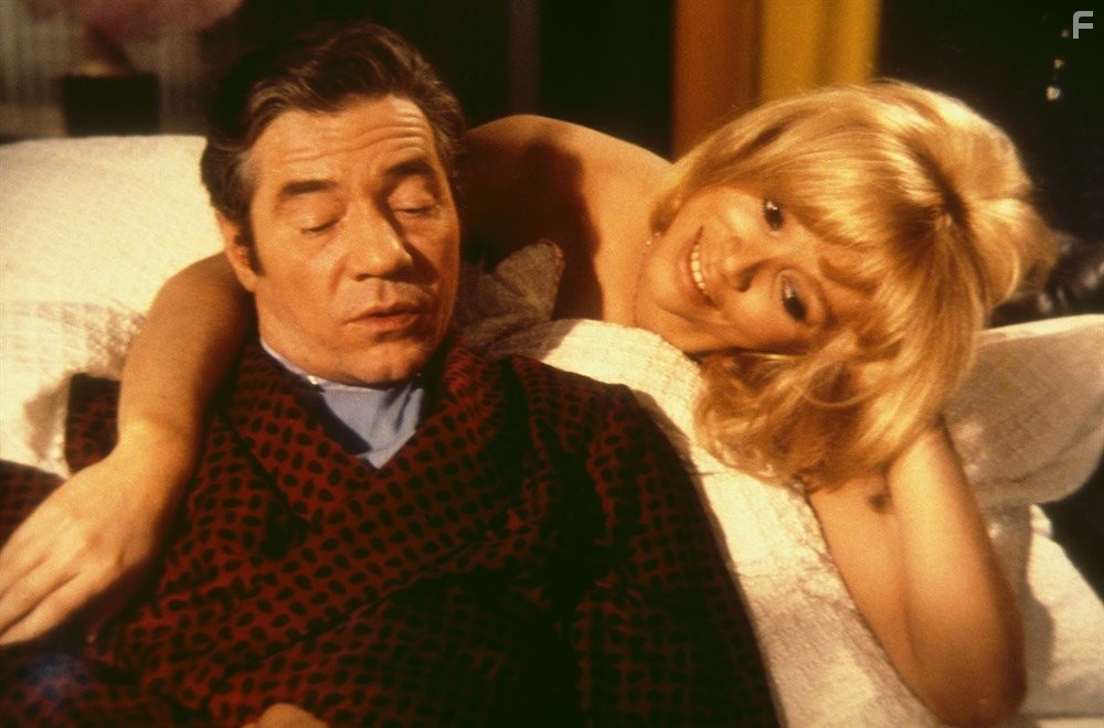 Mireille Darc and Jean Carmet in Elle boit pas, elle fume pas, elle drague pas, mais... elle cause! (1970)