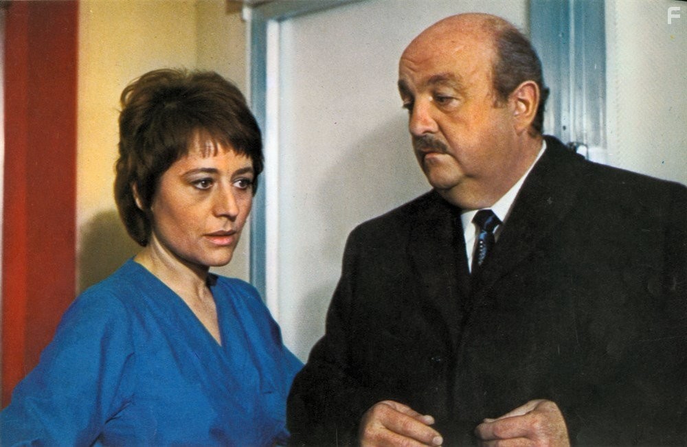 Bernard Blier and Annie Girardot in Elle boit pas, elle fume pas, elle drague pas, mais... elle cause! (1970)