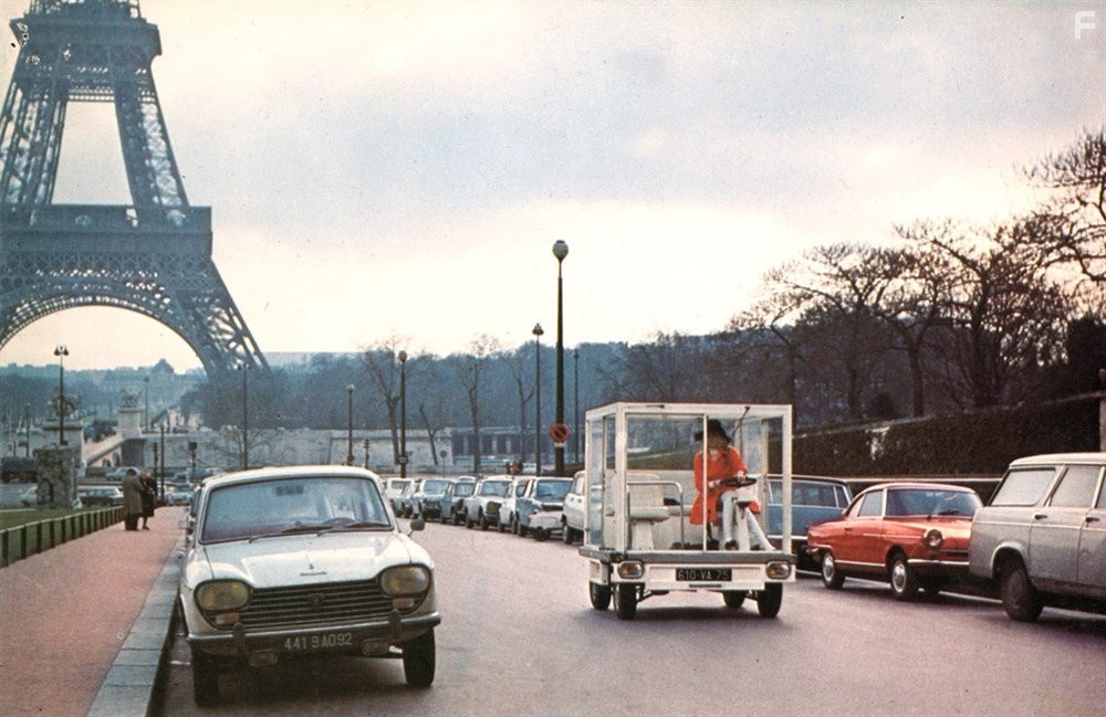 Mireille Darc in Elle boit pas, elle fume pas, elle drague pas, mais... elle cause! (1970)