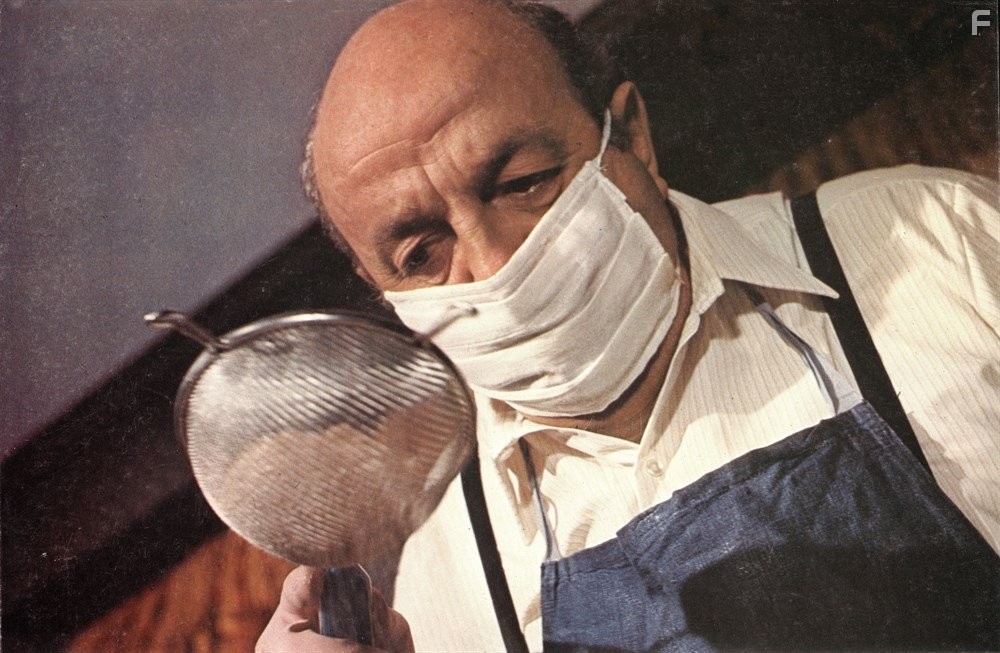 Bernard Blier in Elle boit pas, elle fume pas, elle drague pas, mais... elle cause! (1970)