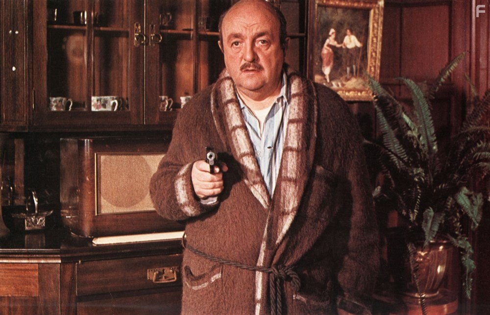 Bernard Blier in Elle boit pas, elle fume pas, elle drague pas, mais... elle cause! (1970)