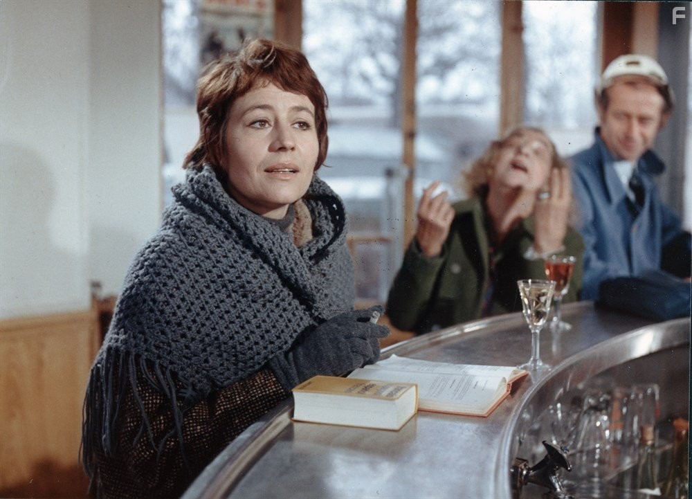 Annie Girardot in Elle boit pas, elle fume pas, elle drague pas, mais... elle cause! (1970)
