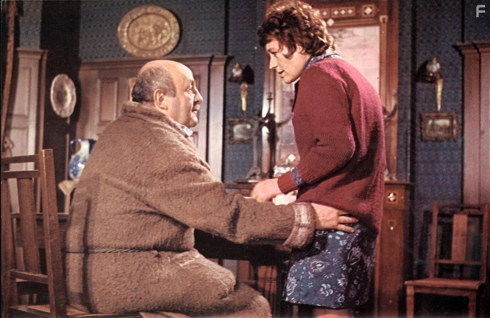 Bernard Blier and Annie Girardot in Elle boit pas, elle fume pas, elle drague pas, mais... elle cause! (1970)