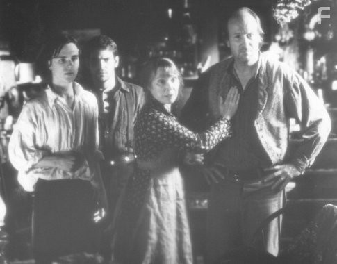 Scott Bairstow, William Hurt, Sissy Spacek, and Jonathan Jackson in Бессмертные (2002)