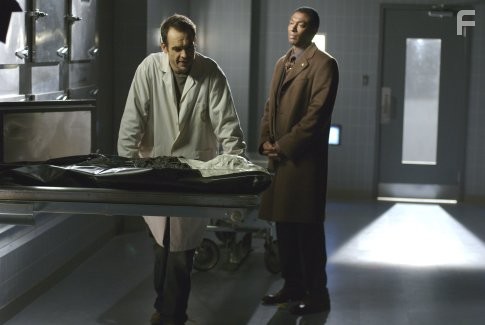 Paul Blackthorne and Conrad Coates in Детектив Дрезден: Секретные материалы (2007)