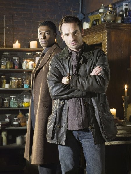 Paul Blackthorne and Conrad Coates in Детектив Дрезден: Секретные материалы (2007)