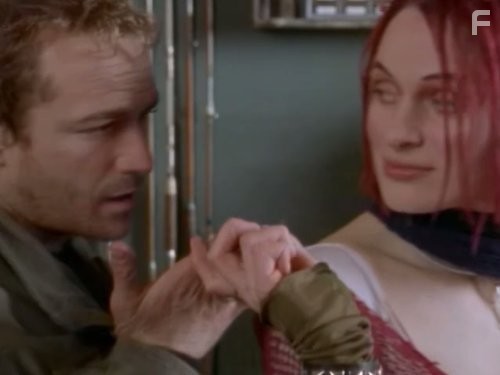 Luke Perry and Dominika Juillet in Иеремия (2002)