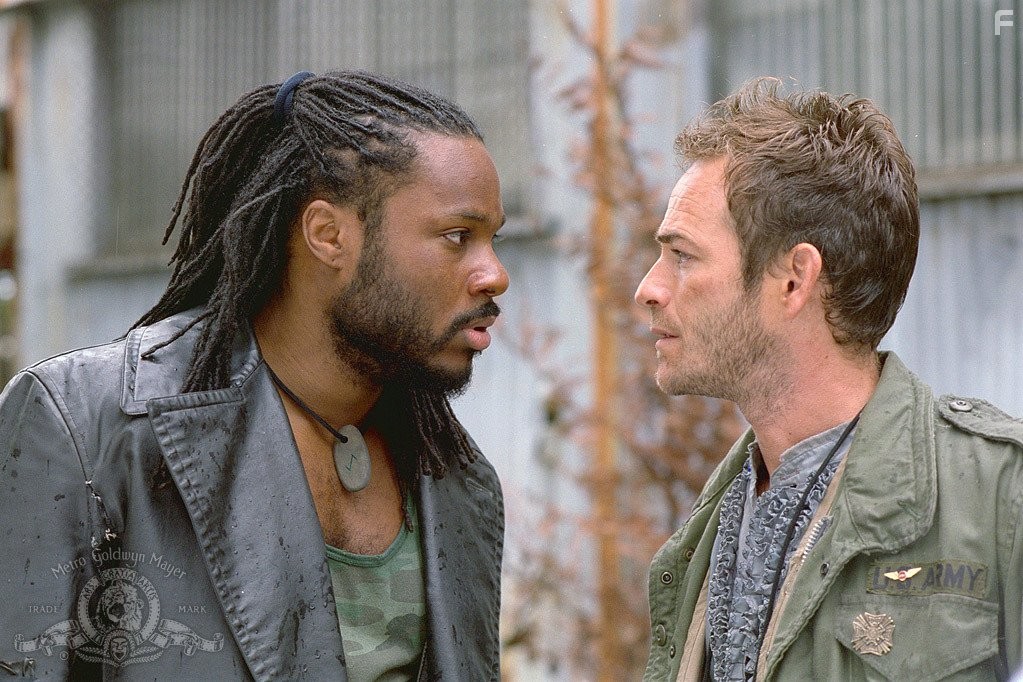 Luke Perry and Malcolm-Jamal Warner in Иеремия (2002)