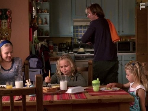 Jake Weber, Sofia Vassilieva, Miranda Carabello, and Maria Lark in Медиум (2005)