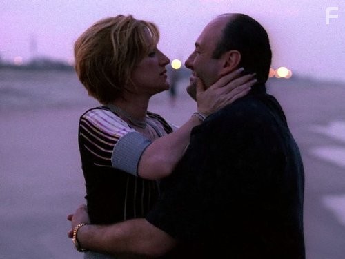 James Gandolfini and Edie Falco in Семья Сопрано (1999)